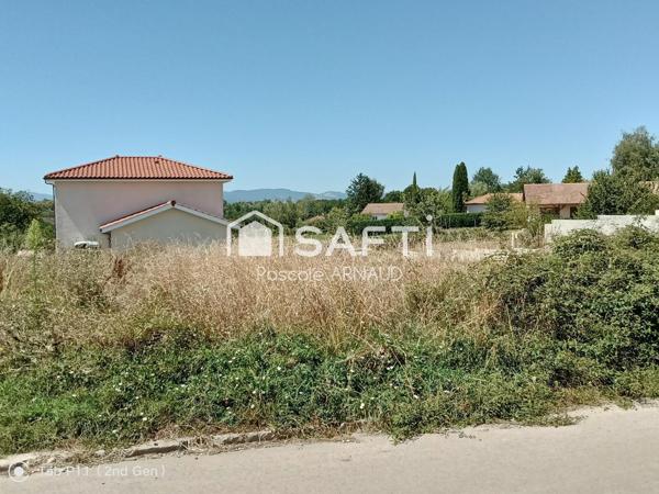 Venez visiter ce terrain viabilisé de 510 mètre carré tout prêt à construire dans un lotissement récent et arboré proche des communes attractives de Crottet et Pont de Veyle.