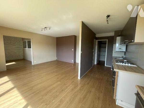 Idéalement situé à Vitré, près de la gare et du centre-ville, cet appartement T3 de 72 m² se tr...