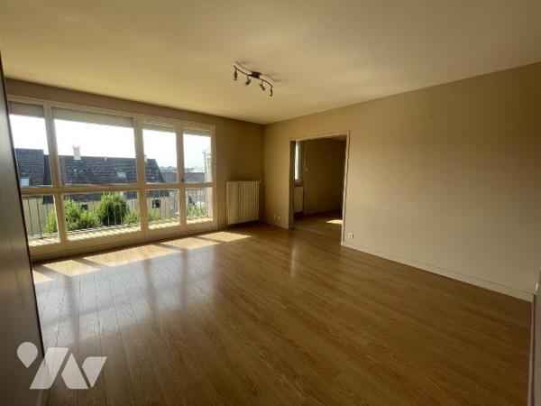 Idéalement situé à Vitré, près de la gare et du centre-ville, cet appartement T3 de 72 m² se tr...