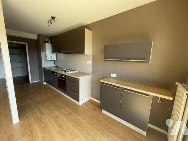 Idéalement situé à Vitré, près de la gare et du centre-ville, cet appartement T3 de 72 m² se tr...