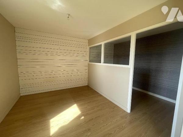 Idéalement situé à Vitré, près de la gare et du centre-ville, cet appartement T3 de 72 m² se tr...