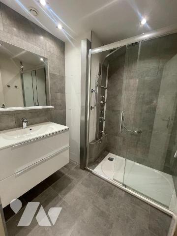 Idéalement situé à Vitré, près de la gare et du centre-ville, cet appartement T3 de 72 m² se tr...