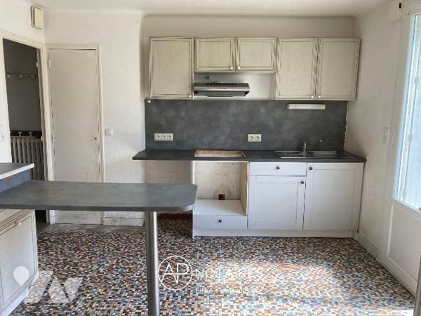SAINT-PÈRE-MARC-EN-POULET (35430)  Maison à rénover avec dépendances et terrain de 888 m²