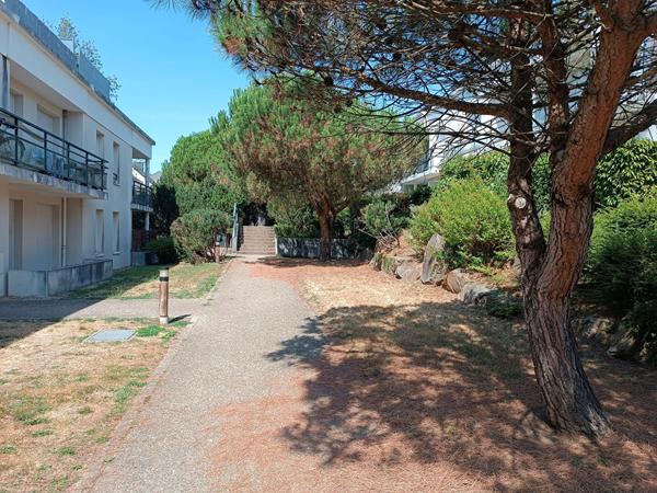 A vendre Vannes Pompidou/Gare appartement T2  en rez de jardin terrasse et parking