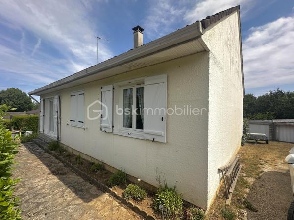 Situé sur la commune de Chéroy, à deux pas des écoles et des commerces de proximité, ce charmante pavillon de plain-pied offre un cadre de vie pratique et recherché. Construit sur un vide sanitaire, le bien bénéficie également d'une cave , un atout précieux pour le stockage.
L'intérieur de la maison a été pensé pour offrir un maximum de confort au quotidien :

Dès l'entrée, vous découvrirez une cuisine entièrement aménagée et équipée, qui s'ouvre harmonieusement sur un salon-séjour chaleureux et convivial faisant une pièce de vie de 41m2 environ agrémenté d'une cheminée avec insert.
Le couloir dessert trois belles chambres lumineuses, idéales pour accueillir une famille. Ce niveau comprend également une salle d'eau fonctionnelle avec un espace buanderie intégré et une douche ainsi qu'un WC séparé.

À l'extérieur, la propriété s'étend sur un terrain entièrement clos de grillage. Pour compléter l'ensemble, vous disposerez d'un garage indépendant pour stationner un véhicule ainsi que d'une dépendance idéale pour le bricolage ou le rangement du matériel de jardin.

Ce pavillon entretenu se démarque par des prestations techniques récentes qui garantissent un bon confort thermique :

Un système de double vitrage intégral déjà posé, Une isolation des combles entièrement revue et Une taxe foncière attractive à 680 € par an.

Parfaitement adapté pour une première acquisition ou pour une vie de famille tout à pied, ce bien est une belle opportunité sur le secteur. Pour obtenir plus de renseignements ou pour planifier une visite, je vous invite à me contacter dès à présent.