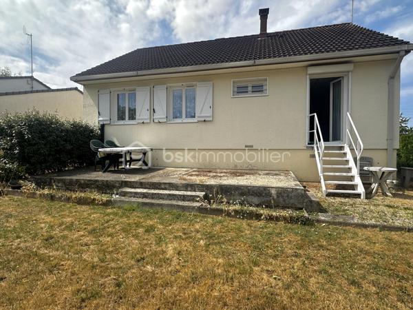 Situé sur la commune de Chéroy, à deux pas des écoles et des commerces de proximité, ce charmante pavillon de plain-pied offre un cadre de vie pratique et recherché. Construit sur un vide sanitaire, le bien bénéficie également d'une cave , un atout précieux pour le stockage.
L'intérieur de la maison a été pensé pour offrir un maximum de confort au quotidien :

Dès l'entrée, vous découvrirez une cuisine entièrement aménagée et équipée, qui s'ouvre harmonieusement sur un salon-séjour chaleureux et convivial faisant une pièce de vie de 41m2 environ agrémenté d'une cheminée avec insert.
Le couloir dessert trois belles chambres lumineuses, idéales pour accueillir une famille. Ce niveau comprend également une salle d'eau fonctionnelle avec un espace buanderie intégré et une douche ainsi qu'un WC séparé.

À l'extérieur, la propriété s'étend sur un terrain entièrement clos de grillage. Pour compléter l'ensemble, vous disposerez d'un garage indépendant pour stationner un véhicule ainsi que d'une dépendance idéale pour le bricolage ou le rangement du matériel de jardin.

Ce pavillon entretenu se démarque par des prestations techniques récentes qui garantissent un bon confort thermique :

Un système de double vitrage intégral déjà posé, Une isolation des combles entièrement revue et Une taxe foncière attractive à 680 € par an.

Parfaitement adapté pour une première acquisition ou pour une vie de famille tout à pied, ce bien est une belle opportunité sur le secteur. Pour obtenir plus de renseignements ou pour planifier une visite, je vous invite à me contacter dès à présent.