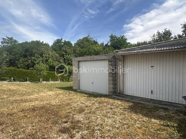 Situé sur la commune de Chéroy, à deux pas des écoles et des commerces de proximité, ce charmante pavillon de plain-pied offre un cadre de vie pratique et recherché. Construit sur un vide sanitaire, le bien bénéficie également d'une cave , un atout précieux pour le stockage.
L'intérieur de la maison a été pensé pour offrir un maximum de confort au quotidien :

Dès l'entrée, vous découvrirez une cuisine entièrement aménagée et équipée, qui s'ouvre harmonieusement sur un salon-séjour chaleureux et convivial faisant une pièce de vie de 41m2 environ agrémenté d'une cheminée avec insert.
Le couloir dessert trois belles chambres lumineuses, idéales pour accueillir une famille. Ce niveau comprend également une salle d'eau fonctionnelle avec un espace buanderie intégré et une douche ainsi qu'un WC séparé.

À l'extérieur, la propriété s'étend sur un terrain entièrement clos de grillage. Pour compléter l'ensemble, vous disposerez d'un garage indépendant pour stationner un véhicule ainsi que d'une dépendance idéale pour le bricolage ou le rangement du matériel de jardin.

Ce pavillon entretenu se démarque par des prestations techniques récentes qui garantissent un bon confort thermique :

Un système de double vitrage intégral déjà posé, Une isolation des combles entièrement revue et Une taxe foncière attractive à 680 € par an.

Parfaitement adapté pour une première acquisition ou pour une vie de famille tout à pied, ce bien est une belle opportunité sur le secteur. Pour obtenir plus de renseignements ou pour planifier une visite, je vous invite à me contacter dès à présent.