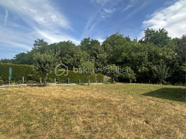 Situé sur la commune de Chéroy, à deux pas des écoles et des commerces de proximité, ce charmante pavillon de plain-pied offre un cadre de vie pratique et recherché. Construit sur un vide sanitaire, le bien bénéficie également d'une cave , un atout précieux pour le stockage.
L'intérieur de la maison a été pensé pour offrir un maximum de confort au quotidien :

Dès l'entrée, vous découvrirez une cuisine entièrement aménagée et équipée, qui s'ouvre harmonieusement sur un salon-séjour chaleureux et convivial faisant une pièce de vie de 41m2 environ agrémenté d'une cheminée avec insert.
Le couloir dessert trois belles chambres lumineuses, idéales pour accueillir une famille. Ce niveau comprend également une salle d'eau fonctionnelle avec un espace buanderie intégré et une douche ainsi qu'un WC séparé.

À l'extérieur, la propriété s'étend sur un terrain entièrement clos de grillage. Pour compléter l'ensemble, vous disposerez d'un garage indépendant pour stationner un véhicule ainsi que d'une dépendance idéale pour le bricolage ou le rangement du matériel de jardin.

Ce pavillon entretenu se démarque par des prestations techniques récentes qui garantissent un bon confort thermique :

Un système de double vitrage intégral déjà posé, Une isolation des combles entièrement revue et Une taxe foncière attractive à 680 € par an.

Parfaitement adapté pour une première acquisition ou pour une vie de famille tout à pied, ce bien est une belle opportunité sur le secteur. Pour obtenir plus de renseignements ou pour planifier une visite, je vous invite à me contacter dès à présent.