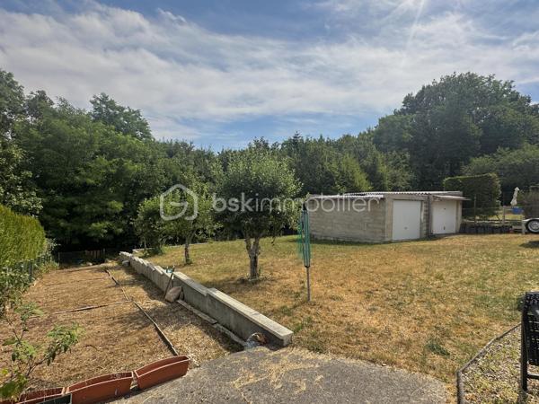 Situé sur la commune de Chéroy, à deux pas des écoles et des commerces de proximité, ce charmante pavillon de plain-pied offre un cadre de vie pratique et recherché. Construit sur un vide sanitaire, le bien bénéficie également d'une cave , un atout précieux pour le stockage.
L'intérieur de la maison a été pensé pour offrir un maximum de confort au quotidien :

Dès l'entrée, vous découvrirez une cuisine entièrement aménagée et équipée, qui s'ouvre harmonieusement sur un salon-séjour chaleureux et convivial faisant une pièce de vie de 41m2 environ agrémenté d'une cheminée avec insert.
Le couloir dessert trois belles chambres lumineuses, idéales pour accueillir une famille. Ce niveau comprend également une salle d'eau fonctionnelle avec un espace buanderie intégré et une douche ainsi qu'un WC séparé.

À l'extérieur, la propriété s'étend sur un terrain entièrement clos de grillage. Pour compléter l'ensemble, vous disposerez d'un garage indépendant pour stationner un véhicule ainsi que d'une dépendance idéale pour le bricolage ou le rangement du matériel de jardin.

Ce pavillon entretenu se démarque par des prestations techniques récentes qui garantissent un bon confort thermique :

Un système de double vitrage intégral déjà posé, Une isolation des combles entièrement revue et Une taxe foncière attractive à 680 € par an.

Parfaitement adapté pour une première acquisition ou pour une vie de famille tout à pied, ce bien est une belle opportunité sur le secteur. Pour obtenir plus de renseignements ou pour planifier une visite, je vous invite à me contacter dès à présent.