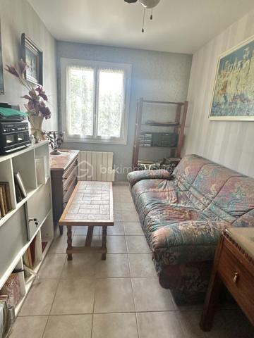 Situé sur la commune de Chéroy, à deux pas des écoles et des commerces de proximité, ce charmante pavillon de plain-pied offre un cadre de vie pratique et recherché. Construit sur un vide sanitaire, le bien bénéficie également d'une cave , un atout précieux pour le stockage.
L'intérieur de la maison a été pensé pour offrir un maximum de confort au quotidien :

Dès l'entrée, vous découvrirez une cuisine entièrement aménagée et équipée, qui s'ouvre harmonieusement sur un salon-séjour chaleureux et convivial faisant une pièce de vie de 41m2 environ agrémenté d'une cheminée avec insert.
Le couloir dessert trois belles chambres lumineuses, idéales pour accueillir une famille. Ce niveau comprend également une salle d'eau fonctionnelle avec un espace buanderie intégré et une douche ainsi qu'un WC séparé.

À l'extérieur, la propriété s'étend sur un terrain entièrement clos de grillage. Pour compléter l'ensemble, vous disposerez d'un garage indépendant pour stationner un véhicule ainsi que d'une dépendance idéale pour le bricolage ou le rangement du matériel de jardin.

Ce pavillon entretenu se démarque par des prestations techniques récentes qui garantissent un bon confort thermique :

Un système de double vitrage intégral déjà posé, Une isolation des combles entièrement revue et Une taxe foncière attractive à 680 € par an.

Parfaitement adapté pour une première acquisition ou pour une vie de famille tout à pied, ce bien est une belle opportunité sur le secteur. Pour obtenir plus de renseignements ou pour planifier une visite, je vous invite à me contacter dès à présent.