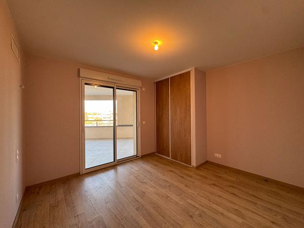 APPARTEMENT T4 AVEC TERRASSE ET PARKING