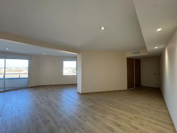 APPARTEMENT T4 AVEC TERRASSE ET PARKING