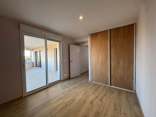 APPARTEMENT T4 AVEC TERRASSE ET PARKING