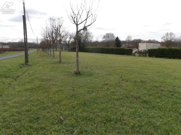 TERRAIN à CONSTRUIRE Plat  EAU et EDF en bordure
Surface 1042m²   situé à Mons entre MATHA et COGNAC