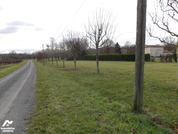 TERRAIN à CONSTRUIRE Plat  EAU et EDF en bordure
Surface 1042m²   situé à Mons entre MATHA et COGNAC