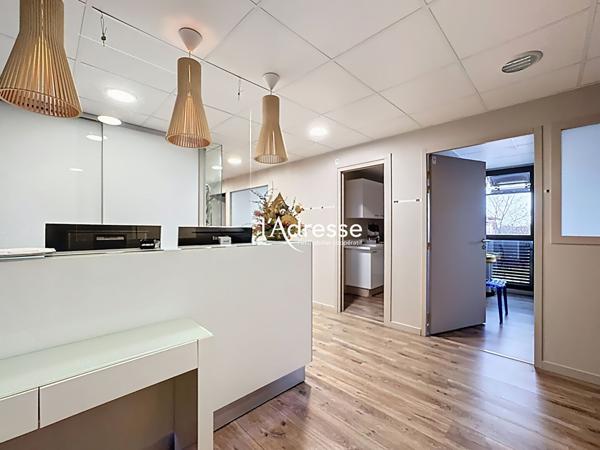 Exclusivité l'Adresse Immobilier - Plaisance du Touch - Local professionnel de 47.80m² avec 1 place de parking en Sous-sol - Place Bombail