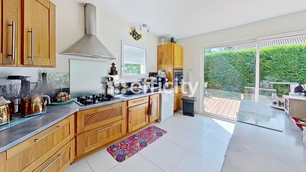 Maison
         6 pièces
        - 179 m² 689 000 € *
