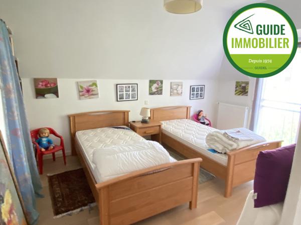 SOUS COMPROMIS DE VENTE. MAISON SUR SOUS-SOL TOTAL AU CENTRE-VILLE DE GUIDEL.