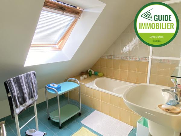 SOUS COMPROMIS DE VENTE. MAISON SUR SOUS-SOL TOTAL AU CENTRE-VILLE DE GUIDEL.