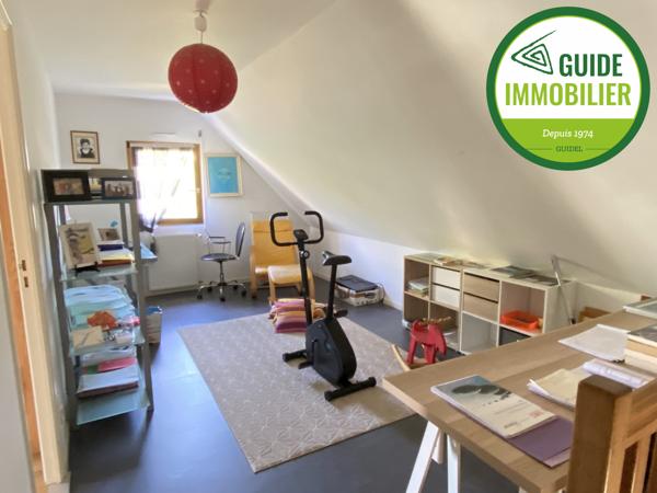 SOUS COMPROMIS DE VENTE. MAISON SUR SOUS-SOL TOTAL AU CENTRE-VILLE DE GUIDEL.