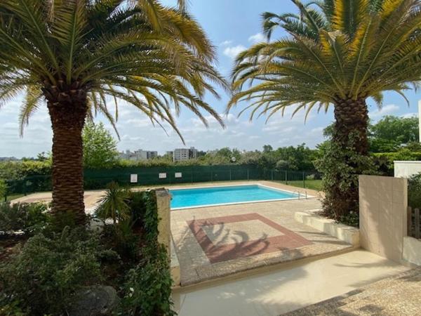 Au pied du Tram A et des commerces. Lumineux studio dans résidence de standing.