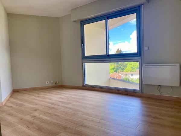 Au pied du Tram A et des commerces. Lumineux studio dans résidence de standing.