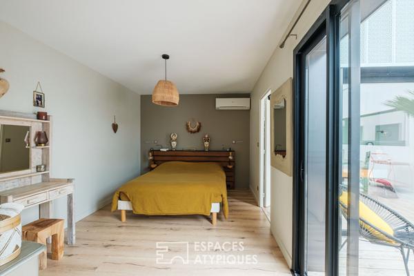 Maison contemporaine avec espace bien-être, patio et piscine à Buxerolles