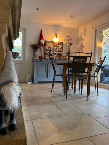 Belle Maison lumineuse de 138 M2 en bon état pas de travaux à prévoir sur un terrain de 6200 M2 à 12mn de pont L'Evêque