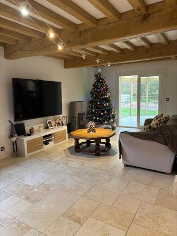 Belle Maison lumineuse de 138 M2 en bon état pas de travaux à prévoir sur un terrain de 6200 M2 à 12mn de pont L'Evêque