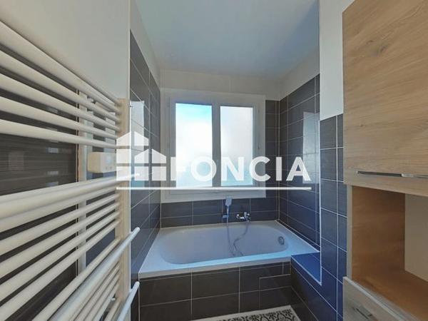 Location Appartement 3 pièces 76.33 m² - 180 AVENUE DES FERRAYONNES Villeneuve Loubet 06270