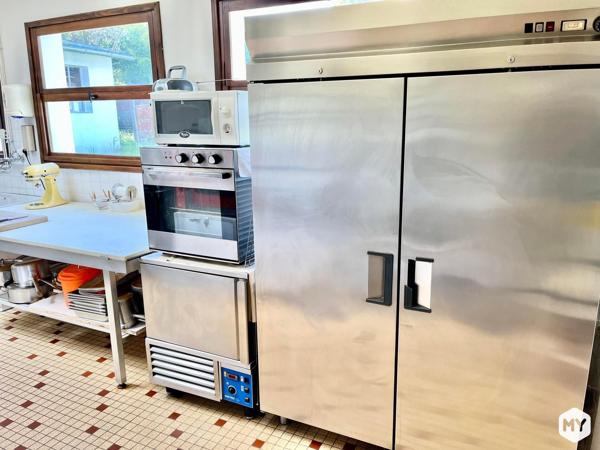 Commercial • Vente • 300m2 • Manzat 152 500 € FAI
