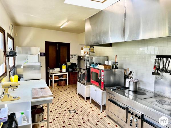 Commercial • Vente • 300m2 • Manzat 152 500 € FAI