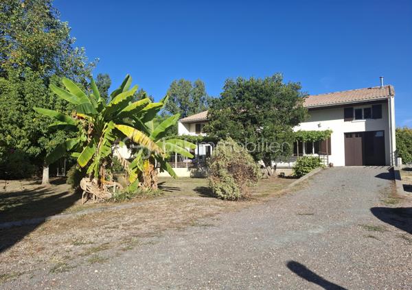 Aux portes de Castillon-La-Bataille, découvrez cette magnifique maison de campagne d’environ 237 m², entièrement rénovée et parfaitement isolée, avec un excellent DPE classé A.

Implantée sur un terrain arboré de 2 217 m², elle dispose d’une parcelle donnant accès aux bords de la Dordogne.

Le rez-de-chaussée, adapté PMR, comprend une entrée, un espace salon, salle à manger avec cuisine équipée ouverte, 3 chambres, une salle d’eau avec douche à l’italienne et WC, un WC indépendant, une buanderie et un garage.

L’étage offre une véritable autonomie grâce à un double accès. Il se compose d'une cuisine équipée et son coin repas, 3 chambres, une salle de bain avec baignoire balnéo et douche, un WC indépendant ainsi qu’un salon avec un poêle à bois.

Les deux niveaux sont phoniquement isolés et séparés par une isolation coupe-feu, permettant d’envisager facilement deux espaces d’habitation indépendants.
Une configuration idéale pour un projet familial ou intergénérationnel, une résidence principale avec gîte ou chambres d’hôtes, une activité d’accueil, ou simplement pour profiter de grands espaces tout en conservant l’indépendance de chacun.

À l’extérieur : agréable terrasse ombragée, terrain arboré, poulailler clôturé, chai indépendant, accès privilégié à la Dordogne et emplacement camping-car aménagé.

Prestations : DPE A, double vitrage PVC avec moustiquaires, pompe à chaleur réversible, poêle à bois, radiateurs à inertie, chauffe-eau thermodynamique, fibre et isolation performante.

Une propriété en parfait état, aux multiples possibilités et prête à vivre. Venez poser vos valises !

Commodités à quelques minutes à vélo si vous le souhaitez, aux portes de Castillon-La-Bataille, à seulement 20 minutes de Libourne et 50 minutes de Bordeaux.