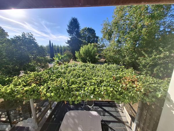 Aux portes de Castillon-La-Bataille, découvrez cette magnifique maison de campagne d’environ 237 m², entièrement rénovée et parfaitement isolée, avec un excellent DPE classé A.

Implantée sur un terrain arboré de 2 217 m², elle dispose d’une parcelle donnant accès aux bords de la Dordogne.

Le rez-de-chaussée, adapté PMR, comprend une entrée, un espace salon, salle à manger avec cuisine équipée ouverte, 3 chambres, une salle d’eau avec douche à l’italienne et WC, un WC indépendant, une buanderie et un garage.

L’étage offre une véritable autonomie grâce à un double accès. Il se compose d'une cuisine équipée et son coin repas, 3 chambres, une salle de bain avec baignoire balnéo et douche, un WC indépendant ainsi qu’un salon avec un poêle à bois.

Les deux niveaux sont phoniquement isolés et séparés par une isolation coupe-feu, permettant d’envisager facilement deux espaces d’habitation indépendants.
Une configuration idéale pour un projet familial ou intergénérationnel, une résidence principale avec gîte ou chambres d’hôtes, une activité d’accueil, ou simplement pour profiter de grands espaces tout en conservant l’indépendance de chacun.

À l’extérieur : agréable terrasse ombragée, terrain arboré, poulailler clôturé, chai indépendant, accès privilégié à la Dordogne et emplacement camping-car aménagé.

Prestations : DPE A, double vitrage PVC avec moustiquaires, pompe à chaleur réversible, poêle à bois, radiateurs à inertie, chauffe-eau thermodynamique, fibre et isolation performante.

Une propriété en parfait état, aux multiples possibilités et prête à vivre. Venez poser vos valises !

Commodités à quelques minutes à vélo si vous le souhaitez, aux portes de Castillon-La-Bataille, à seulement 20 minutes de Libourne et 50 minutes de Bordeaux.