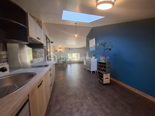 Aux portes de Castillon-La-Bataille, découvrez cette magnifique maison de campagne d’environ 237 m², entièrement rénovée et parfaitement isolée, avec un excellent DPE classé A.

Implantée sur un terrain arboré de 2 217 m², elle dispose d’une parcelle donnant accès aux bords de la Dordogne.

Le rez-de-chaussée, adapté PMR, comprend une entrée, un espace salon, salle à manger avec cuisine équipée ouverte, 3 chambres, une salle d’eau avec douche à l’italienne et WC, un WC indépendant, une buanderie et un garage.

L’étage offre une véritable autonomie grâce à un double accès. Il se compose d'une cuisine équipée et son coin repas, 3 chambres, une salle de bain avec baignoire balnéo et douche, un WC indépendant ainsi qu’un salon avec un poêle à bois.

Les deux niveaux sont phoniquement isolés et séparés par une isolation coupe-feu, permettant d’envisager facilement deux espaces d’habitation indépendants.
Une configuration idéale pour un projet familial ou intergénérationnel, une résidence principale avec gîte ou chambres d’hôtes, une activité d’accueil, ou simplement pour profiter de grands espaces tout en conservant l’indépendance de chacun.

À l’extérieur : agréable terrasse ombragée, terrain arboré, poulailler clôturé, chai indépendant, accès privilégié à la Dordogne et emplacement camping-car aménagé.

Prestations : DPE A, double vitrage PVC avec moustiquaires, pompe à chaleur réversible, poêle à bois, radiateurs à inertie, chauffe-eau thermodynamique, fibre et isolation performante.

Une propriété en parfait état, aux multiples possibilités et prête à vivre. Venez poser vos valises !

Commodités à quelques minutes à vélo si vous le souhaitez, aux portes de Castillon-La-Bataille, à seulement 20 minutes de Libourne et 50 minutes de Bordeaux.