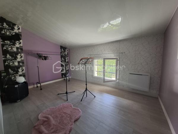 Aux portes de Castillon-La-Bataille, découvrez cette magnifique maison de campagne d’environ 237 m², entièrement rénovée et parfaitement isolée, avec un excellent DPE classé A.

Implantée sur un terrain arboré de 2 217 m², elle dispose d’une parcelle donnant accès aux bords de la Dordogne.

Le rez-de-chaussée, adapté PMR, comprend une entrée, un espace salon, salle à manger avec cuisine équipée ouverte, 3 chambres, une salle d’eau avec douche à l’italienne et WC, un WC indépendant, une buanderie et un garage.

L’étage offre une véritable autonomie grâce à un double accès. Il se compose d'une cuisine équipée et son coin repas, 3 chambres, une salle de bain avec baignoire balnéo et douche, un WC indépendant ainsi qu’un salon avec un poêle à bois.

Les deux niveaux sont phoniquement isolés et séparés par une isolation coupe-feu, permettant d’envisager facilement deux espaces d’habitation indépendants.
Une configuration idéale pour un projet familial ou intergénérationnel, une résidence principale avec gîte ou chambres d’hôtes, une activité d’accueil, ou simplement pour profiter de grands espaces tout en conservant l’indépendance de chacun.

À l’extérieur : agréable terrasse ombragée, terrain arboré, poulailler clôturé, chai indépendant, accès privilégié à la Dordogne et emplacement camping-car aménagé.

Prestations : DPE A, double vitrage PVC avec moustiquaires, pompe à chaleur réversible, poêle à bois, radiateurs à inertie, chauffe-eau thermodynamique, fibre et isolation performante.

Une propriété en parfait état, aux multiples possibilités et prête à vivre. Venez poser vos valises !

Commodités à quelques minutes à vélo si vous le souhaitez, aux portes de Castillon-La-Bataille, à seulement 20 minutes de Libourne et 50 minutes de Bordeaux.