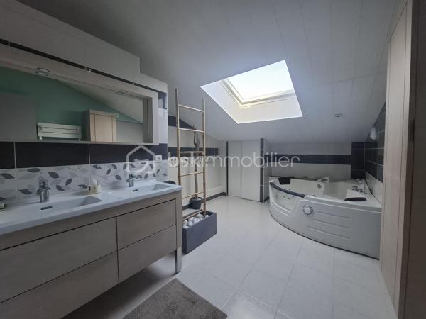 Aux portes de Castillon-La-Bataille, découvrez cette magnifique maison de campagne d’environ 237 m², entièrement rénovée et parfaitement isolée, avec un excellent DPE classé A.

Implantée sur un terrain arboré de 2 217 m², elle dispose d’une parcelle donnant accès aux bords de la Dordogne.

Le rez-de-chaussée, adapté PMR, comprend une entrée, un espace salon, salle à manger avec cuisine équipée ouverte, 3 chambres, une salle d’eau avec douche à l’italienne et WC, un WC indépendant, une buanderie et un garage.

L’étage offre une véritable autonomie grâce à un double accès. Il se compose d'une cuisine équipée et son coin repas, 3 chambres, une salle de bain avec baignoire balnéo et douche, un WC indépendant ainsi qu’un salon avec un poêle à bois.

Les deux niveaux sont phoniquement isolés et séparés par une isolation coupe-feu, permettant d’envisager facilement deux espaces d’habitation indépendants.
Une configuration idéale pour un projet familial ou intergénérationnel, une résidence principale avec gîte ou chambres d’hôtes, une activité d’accueil, ou simplement pour profiter de grands espaces tout en conservant l’indépendance de chacun.

À l’extérieur : agréable terrasse ombragée, terrain arboré, poulailler clôturé, chai indépendant, accès privilégié à la Dordogne et emplacement camping-car aménagé.

Prestations : DPE A, double vitrage PVC avec moustiquaires, pompe à chaleur réversible, poêle à bois, radiateurs à inertie, chauffe-eau thermodynamique, fibre et isolation performante.

Une propriété en parfait état, aux multiples possibilités et prête à vivre. Venez poser vos valises !

Commodités à quelques minutes à vélo si vous le souhaitez, aux portes de Castillon-La-Bataille, à seulement 20 minutes de Libourne et 50 minutes de Bordeaux.