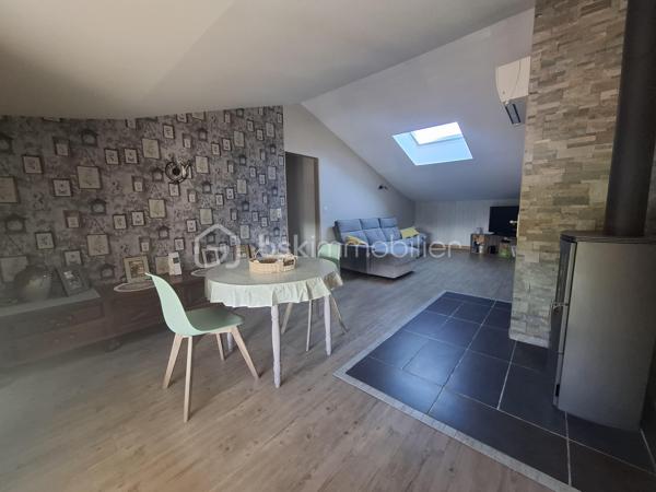 Aux portes de Castillon-La-Bataille, découvrez cette magnifique maison de campagne d’environ 237 m², entièrement rénovée et parfaitement isolée, avec un excellent DPE classé A.

Implantée sur un terrain arboré de 2 217 m², elle dispose d’une parcelle donnant accès aux bords de la Dordogne.

Le rez-de-chaussée, adapté PMR, comprend une entrée, un espace salon, salle à manger avec cuisine équipée ouverte, 3 chambres, une salle d’eau avec douche à l’italienne et WC, un WC indépendant, une buanderie et un garage.

L’étage offre une véritable autonomie grâce à un double accès. Il se compose d'une cuisine équipée et son coin repas, 3 chambres, une salle de bain avec baignoire balnéo et douche, un WC indépendant ainsi qu’un salon avec un poêle à bois.

Les deux niveaux sont phoniquement isolés et séparés par une isolation coupe-feu, permettant d’envisager facilement deux espaces d’habitation indépendants.
Une configuration idéale pour un projet familial ou intergénérationnel, une résidence principale avec gîte ou chambres d’hôtes, une activité d’accueil, ou simplement pour profiter de grands espaces tout en conservant l’indépendance de chacun.

À l’extérieur : agréable terrasse ombragée, terrain arboré, poulailler clôturé, chai indépendant, accès privilégié à la Dordogne et emplacement camping-car aménagé.

Prestations : DPE A, double vitrage PVC avec moustiquaires, pompe à chaleur réversible, poêle à bois, radiateurs à inertie, chauffe-eau thermodynamique, fibre et isolation performante.

Une propriété en parfait état, aux multiples possibilités et prête à vivre. Venez poser vos valises !

Commodités à quelques minutes à vélo si vous le souhaitez, aux portes de Castillon-La-Bataille, à seulement 20 minutes de Libourne et 50 minutes de Bordeaux.