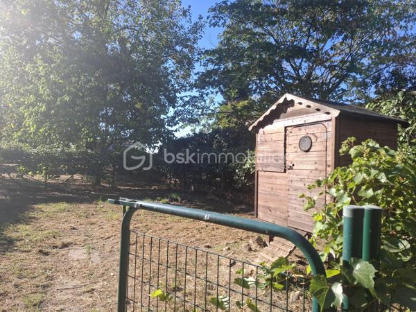 Aux portes de Castillon-La-Bataille, découvrez cette magnifique maison de campagne d’environ 237 m², entièrement rénovée et parfaitement isolée, avec un excellent DPE classé A.

Implantée sur un terrain arboré de 2 217 m², elle dispose d’une parcelle donnant accès aux bords de la Dordogne.

Le rez-de-chaussée, adapté PMR, comprend une entrée, un espace salon, salle à manger avec cuisine équipée ouverte, 3 chambres, une salle d’eau avec douche à l’italienne et WC, un WC indépendant, une buanderie et un garage.

L’étage offre une véritable autonomie grâce à un double accès. Il se compose d'une cuisine équipée et son coin repas, 3 chambres, une salle de bain avec baignoire balnéo et douche, un WC indépendant ainsi qu’un salon avec un poêle à bois.

Les deux niveaux sont phoniquement isolés et séparés par une isolation coupe-feu, permettant d’envisager facilement deux espaces d’habitation indépendants.
Une configuration idéale pour un projet familial ou intergénérationnel, une résidence principale avec gîte ou chambres d’hôtes, une activité d’accueil, ou simplement pour profiter de grands espaces tout en conservant l’indépendance de chacun.

À l’extérieur : agréable terrasse ombragée, terrain arboré, poulailler clôturé, chai indépendant, accès privilégié à la Dordogne et emplacement camping-car aménagé.

Prestations : DPE A, double vitrage PVC avec moustiquaires, pompe à chaleur réversible, poêle à bois, radiateurs à inertie, chauffe-eau thermodynamique, fibre et isolation performante.

Une propriété en parfait état, aux multiples possibilités et prête à vivre. Venez poser vos valises !

Commodités à quelques minutes à vélo si vous le souhaitez, aux portes de Castillon-La-Bataille, à seulement 20 minutes de Libourne et 50 minutes de Bordeaux.