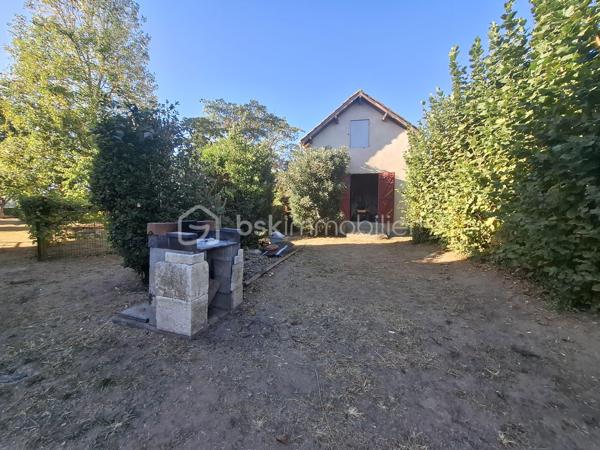 Aux portes de Castillon-La-Bataille, découvrez cette magnifique maison de campagne d’environ 237 m², entièrement rénovée et parfaitement isolée, avec un excellent DPE classé A.

Implantée sur un terrain arboré de 2 217 m², elle dispose d’une parcelle donnant accès aux bords de la Dordogne.

Le rez-de-chaussée, adapté PMR, comprend une entrée, un espace salon, salle à manger avec cuisine équipée ouverte, 3 chambres, une salle d’eau avec douche à l’italienne et WC, un WC indépendant, une buanderie et un garage.

L’étage offre une véritable autonomie grâce à un double accès. Il se compose d'une cuisine équipée et son coin repas, 3 chambres, une salle de bain avec baignoire balnéo et douche, un WC indépendant ainsi qu’un salon avec un poêle à bois.

Les deux niveaux sont phoniquement isolés et séparés par une isolation coupe-feu, permettant d’envisager facilement deux espaces d’habitation indépendants.
Une configuration idéale pour un projet familial ou intergénérationnel, une résidence principale avec gîte ou chambres d’hôtes, une activité d’accueil, ou simplement pour profiter de grands espaces tout en conservant l’indépendance de chacun.

À l’extérieur : agréable terrasse ombragée, terrain arboré, poulailler clôturé, chai indépendant, accès privilégié à la Dordogne et emplacement camping-car aménagé.

Prestations : DPE A, double vitrage PVC avec moustiquaires, pompe à chaleur réversible, poêle à bois, radiateurs à inertie, chauffe-eau thermodynamique, fibre et isolation performante.

Une propriété en parfait état, aux multiples possibilités et prête à vivre. Venez poser vos valises !

Commodités à quelques minutes à vélo si vous le souhaitez, aux portes de Castillon-La-Bataille, à seulement 20 minutes de Libourne et 50 minutes de Bordeaux.