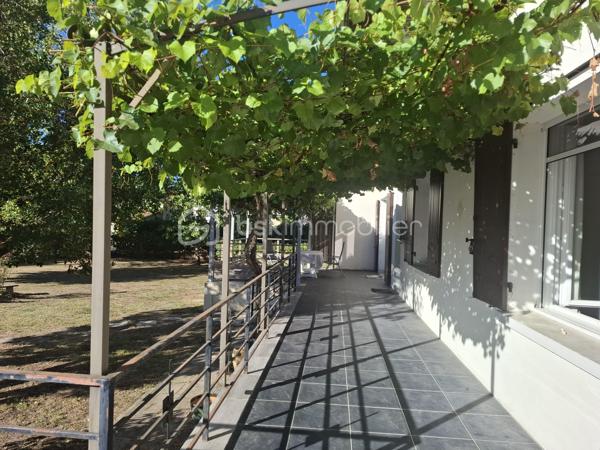 Aux portes de Castillon-La-Bataille, découvrez cette magnifique maison de campagne d’environ 237 m², entièrement rénovée et parfaitement isolée, avec un excellent DPE classé A.

Implantée sur un terrain arboré de 2 217 m², elle dispose d’une parcelle donnant accès aux bords de la Dordogne.

Le rez-de-chaussée, adapté PMR, comprend une entrée, un espace salon, salle à manger avec cuisine équipée ouverte, 3 chambres, une salle d’eau avec douche à l’italienne et WC, un WC indépendant, une buanderie et un garage.

L’étage offre une véritable autonomie grâce à un double accès. Il se compose d'une cuisine équipée et son coin repas, 3 chambres, une salle de bain avec baignoire balnéo et douche, un WC indépendant ainsi qu’un salon avec un poêle à bois.

Les deux niveaux sont phoniquement isolés et séparés par une isolation coupe-feu, permettant d’envisager facilement deux espaces d’habitation indépendants.
Une configuration idéale pour un projet familial ou intergénérationnel, une résidence principale avec gîte ou chambres d’hôtes, une activité d’accueil, ou simplement pour profiter de grands espaces tout en conservant l’indépendance de chacun.

À l’extérieur : agréable terrasse ombragée, terrain arboré, poulailler clôturé, chai indépendant, accès privilégié à la Dordogne et emplacement camping-car aménagé.

Prestations : DPE A, double vitrage PVC avec moustiquaires, pompe à chaleur réversible, poêle à bois, radiateurs à inertie, chauffe-eau thermodynamique, fibre et isolation performante.

Une propriété en parfait état, aux multiples possibilités et prête à vivre. Venez poser vos valises !

Commodités à quelques minutes à vélo si vous le souhaitez, aux portes de Castillon-La-Bataille, à seulement 20 minutes de Libourne et 50 minutes de Bordeaux.