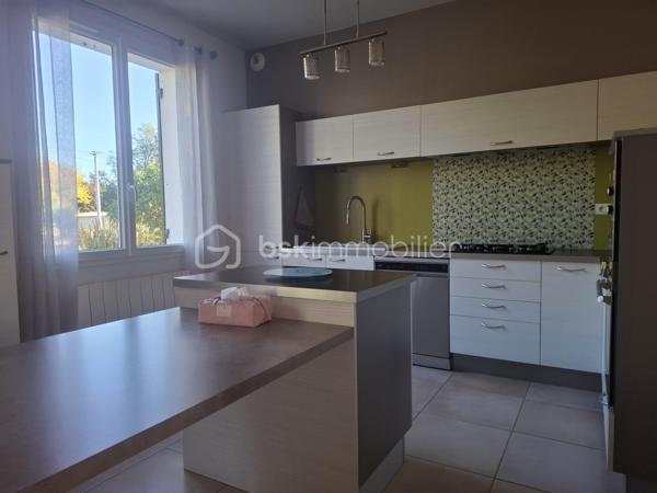 Aux portes de Castillon-La-Bataille, découvrez cette magnifique maison de campagne d’environ 237 m², entièrement rénovée et parfaitement isolée, avec un excellent DPE classé A.

Implantée sur un terrain arboré de 2 217 m², elle dispose d’une parcelle donnant accès aux bords de la Dordogne.

Le rez-de-chaussée, adapté PMR, comprend une entrée, un espace salon, salle à manger avec cuisine équipée ouverte, 3 chambres, une salle d’eau avec douche à l’italienne et WC, un WC indépendant, une buanderie et un garage.

L’étage offre une véritable autonomie grâce à un double accès. Il se compose d'une cuisine équipée et son coin repas, 3 chambres, une salle de bain avec baignoire balnéo et douche, un WC indépendant ainsi qu’un salon avec un poêle à bois.

Les deux niveaux sont phoniquement isolés et séparés par une isolation coupe-feu, permettant d’envisager facilement deux espaces d’habitation indépendants.
Une configuration idéale pour un projet familial ou intergénérationnel, une résidence principale avec gîte ou chambres d’hôtes, une activité d’accueil, ou simplement pour profiter de grands espaces tout en conservant l’indépendance de chacun.

À l’extérieur : agréable terrasse ombragée, terrain arboré, poulailler clôturé, chai indépendant, accès privilégié à la Dordogne et emplacement camping-car aménagé.

Prestations : DPE A, double vitrage PVC avec moustiquaires, pompe à chaleur réversible, poêle à bois, radiateurs à inertie, chauffe-eau thermodynamique, fibre et isolation performante.

Une propriété en parfait état, aux multiples possibilités et prête à vivre. Venez poser vos valises !

Commodités à quelques minutes à vélo si vous le souhaitez, aux portes de Castillon-La-Bataille, à seulement 20 minutes de Libourne et 50 minutes de Bordeaux.