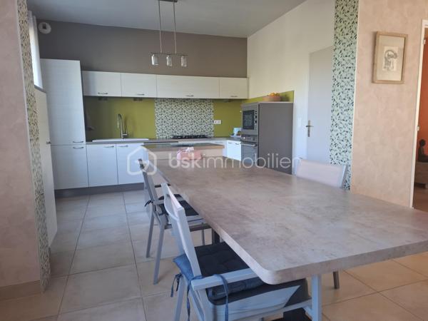 Aux portes de Castillon-La-Bataille, découvrez cette magnifique maison de campagne d’environ 237 m², entièrement rénovée et parfaitement isolée, avec un excellent DPE classé A.

Implantée sur un terrain arboré de 2 217 m², elle dispose d’une parcelle donnant accès aux bords de la Dordogne.

Le rez-de-chaussée, adapté PMR, comprend une entrée, un espace salon, salle à manger avec cuisine équipée ouverte, 3 chambres, une salle d’eau avec douche à l’italienne et WC, un WC indépendant, une buanderie et un garage.

L’étage offre une véritable autonomie grâce à un double accès. Il se compose d'une cuisine équipée et son coin repas, 3 chambres, une salle de bain avec baignoire balnéo et douche, un WC indépendant ainsi qu’un salon avec un poêle à bois.

Les deux niveaux sont phoniquement isolés et séparés par une isolation coupe-feu, permettant d’envisager facilement deux espaces d’habitation indépendants.
Une configuration idéale pour un projet familial ou intergénérationnel, une résidence principale avec gîte ou chambres d’hôtes, une activité d’accueil, ou simplement pour profiter de grands espaces tout en conservant l’indépendance de chacun.

À l’extérieur : agréable terrasse ombragée, terrain arboré, poulailler clôturé, chai indépendant, accès privilégié à la Dordogne et emplacement camping-car aménagé.

Prestations : DPE A, double vitrage PVC avec moustiquaires, pompe à chaleur réversible, poêle à bois, radiateurs à inertie, chauffe-eau thermodynamique, fibre et isolation performante.

Une propriété en parfait état, aux multiples possibilités et prête à vivre. Venez poser vos valises !

Commodités à quelques minutes à vélo si vous le souhaitez, aux portes de Castillon-La-Bataille, à seulement 20 minutes de Libourne et 50 minutes de Bordeaux.