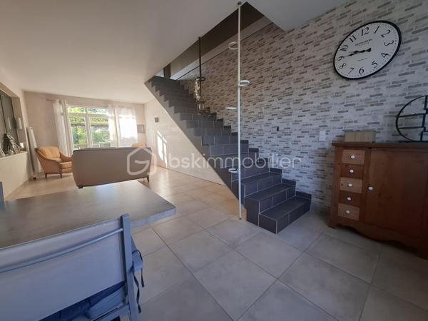 Aux portes de Castillon-La-Bataille, découvrez cette magnifique maison de campagne d’environ 237 m², entièrement rénovée et parfaitement isolée, avec un excellent DPE classé A.

Implantée sur un terrain arboré de 2 217 m², elle dispose d’une parcelle donnant accès aux bords de la Dordogne.

Le rez-de-chaussée, adapté PMR, comprend une entrée, un espace salon, salle à manger avec cuisine équipée ouverte, 3 chambres, une salle d’eau avec douche à l’italienne et WC, un WC indépendant, une buanderie et un garage.

L’étage offre une véritable autonomie grâce à un double accès. Il se compose d'une cuisine équipée et son coin repas, 3 chambres, une salle de bain avec baignoire balnéo et douche, un WC indépendant ainsi qu’un salon avec un poêle à bois.

Les deux niveaux sont phoniquement isolés et séparés par une isolation coupe-feu, permettant d’envisager facilement deux espaces d’habitation indépendants.
Une configuration idéale pour un projet familial ou intergénérationnel, une résidence principale avec gîte ou chambres d’hôtes, une activité d’accueil, ou simplement pour profiter de grands espaces tout en conservant l’indépendance de chacun.

À l’extérieur : agréable terrasse ombragée, terrain arboré, poulailler clôturé, chai indépendant, accès privilégié à la Dordogne et emplacement camping-car aménagé.

Prestations : DPE A, double vitrage PVC avec moustiquaires, pompe à chaleur réversible, poêle à bois, radiateurs à inertie, chauffe-eau thermodynamique, fibre et isolation performante.

Une propriété en parfait état, aux multiples possibilités et prête à vivre. Venez poser vos valises !

Commodités à quelques minutes à vélo si vous le souhaitez, aux portes de Castillon-La-Bataille, à seulement 20 minutes de Libourne et 50 minutes de Bordeaux.