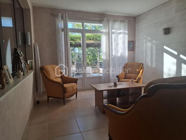 Aux portes de Castillon-La-Bataille, découvrez cette magnifique maison de campagne d’environ 237 m², entièrement rénovée et parfaitement isolée, avec un excellent DPE classé A.

Implantée sur un terrain arboré de 2 217 m², elle dispose d’une parcelle donnant accès aux bords de la Dordogne.

Le rez-de-chaussée, adapté PMR, comprend une entrée, un espace salon, salle à manger avec cuisine équipée ouverte, 3 chambres, une salle d’eau avec douche à l’italienne et WC, un WC indépendant, une buanderie et un garage.

L’étage offre une véritable autonomie grâce à un double accès. Il se compose d'une cuisine équipée et son coin repas, 3 chambres, une salle de bain avec baignoire balnéo et douche, un WC indépendant ainsi qu’un salon avec un poêle à bois.

Les deux niveaux sont phoniquement isolés et séparés par une isolation coupe-feu, permettant d’envisager facilement deux espaces d’habitation indépendants.
Une configuration idéale pour un projet familial ou intergénérationnel, une résidence principale avec gîte ou chambres d’hôtes, une activité d’accueil, ou simplement pour profiter de grands espaces tout en conservant l’indépendance de chacun.

À l’extérieur : agréable terrasse ombragée, terrain arboré, poulailler clôturé, chai indépendant, accès privilégié à la Dordogne et emplacement camping-car aménagé.

Prestations : DPE A, double vitrage PVC avec moustiquaires, pompe à chaleur réversible, poêle à bois, radiateurs à inertie, chauffe-eau thermodynamique, fibre et isolation performante.

Une propriété en parfait état, aux multiples possibilités et prête à vivre. Venez poser vos valises !

Commodités à quelques minutes à vélo si vous le souhaitez, aux portes de Castillon-La-Bataille, à seulement 20 minutes de Libourne et 50 minutes de Bordeaux.