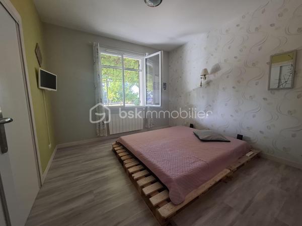 Aux portes de Castillon-La-Bataille, découvrez cette magnifique maison de campagne d’environ 237 m², entièrement rénovée et parfaitement isolée, avec un excellent DPE classé A.

Implantée sur un terrain arboré de 2 217 m², elle dispose d’une parcelle donnant accès aux bords de la Dordogne.

Le rez-de-chaussée, adapté PMR, comprend une entrée, un espace salon, salle à manger avec cuisine équipée ouverte, 3 chambres, une salle d’eau avec douche à l’italienne et WC, un WC indépendant, une buanderie et un garage.

L’étage offre une véritable autonomie grâce à un double accès. Il se compose d'une cuisine équipée et son coin repas, 3 chambres, une salle de bain avec baignoire balnéo et douche, un WC indépendant ainsi qu’un salon avec un poêle à bois.

Les deux niveaux sont phoniquement isolés et séparés par une isolation coupe-feu, permettant d’envisager facilement deux espaces d’habitation indépendants.
Une configuration idéale pour un projet familial ou intergénérationnel, une résidence principale avec gîte ou chambres d’hôtes, une activité d’accueil, ou simplement pour profiter de grands espaces tout en conservant l’indépendance de chacun.

À l’extérieur : agréable terrasse ombragée, terrain arboré, poulailler clôturé, chai indépendant, accès privilégié à la Dordogne et emplacement camping-car aménagé.

Prestations : DPE A, double vitrage PVC avec moustiquaires, pompe à chaleur réversible, poêle à bois, radiateurs à inertie, chauffe-eau thermodynamique, fibre et isolation performante.

Une propriété en parfait état, aux multiples possibilités et prête à vivre. Venez poser vos valises !

Commodités à quelques minutes à vélo si vous le souhaitez, aux portes de Castillon-La-Bataille, à seulement 20 minutes de Libourne et 50 minutes de Bordeaux.