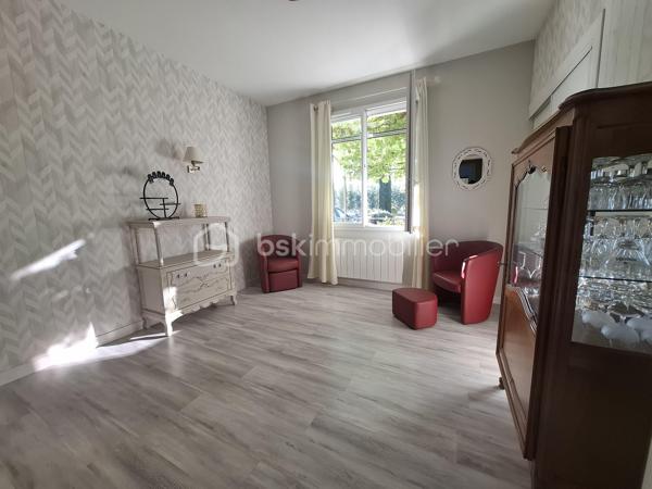 Aux portes de Castillon-La-Bataille, découvrez cette magnifique maison de campagne d’environ 237 m², entièrement rénovée et parfaitement isolée, avec un excellent DPE classé A.

Implantée sur un terrain arboré de 2 217 m², elle dispose d’une parcelle donnant accès aux bords de la Dordogne.

Le rez-de-chaussée, adapté PMR, comprend une entrée, un espace salon, salle à manger avec cuisine équipée ouverte, 3 chambres, une salle d’eau avec douche à l’italienne et WC, un WC indépendant, une buanderie et un garage.

L’étage offre une véritable autonomie grâce à un double accès. Il se compose d'une cuisine équipée et son coin repas, 3 chambres, une salle de bain avec baignoire balnéo et douche, un WC indépendant ainsi qu’un salon avec un poêle à bois.

Les deux niveaux sont phoniquement isolés et séparés par une isolation coupe-feu, permettant d’envisager facilement deux espaces d’habitation indépendants.
Une configuration idéale pour un projet familial ou intergénérationnel, une résidence principale avec gîte ou chambres d’hôtes, une activité d’accueil, ou simplement pour profiter de grands espaces tout en conservant l’indépendance de chacun.

À l’extérieur : agréable terrasse ombragée, terrain arboré, poulailler clôturé, chai indépendant, accès privilégié à la Dordogne et emplacement camping-car aménagé.

Prestations : DPE A, double vitrage PVC avec moustiquaires, pompe à chaleur réversible, poêle à bois, radiateurs à inertie, chauffe-eau thermodynamique, fibre et isolation performante.

Une propriété en parfait état, aux multiples possibilités et prête à vivre. Venez poser vos valises !

Commodités à quelques minutes à vélo si vous le souhaitez, aux portes de Castillon-La-Bataille, à seulement 20 minutes de Libourne et 50 minutes de Bordeaux.