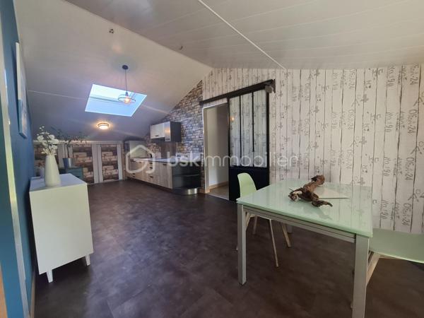 Aux portes de Castillon-La-Bataille, découvrez cette magnifique maison de campagne d’environ 237 m², entièrement rénovée et parfaitement isolée, avec un excellent DPE classé A.

Implantée sur un terrain arboré de 2 217 m², elle dispose d’une parcelle donnant accès aux bords de la Dordogne.

Le rez-de-chaussée, adapté PMR, comprend une entrée, un espace salon, salle à manger avec cuisine équipée ouverte, 3 chambres, une salle d’eau avec douche à l’italienne et WC, un WC indépendant, une buanderie et un garage.

L’étage offre une véritable autonomie grâce à un double accès. Il se compose d'une cuisine équipée et son coin repas, 3 chambres, une salle de bain avec baignoire balnéo et douche, un WC indépendant ainsi qu’un salon avec un poêle à bois.

Les deux niveaux sont phoniquement isolés et séparés par une isolation coupe-feu, permettant d’envisager facilement deux espaces d’habitation indépendants.
Une configuration idéale pour un projet familial ou intergénérationnel, une résidence principale avec gîte ou chambres d’hôtes, une activité d’accueil, ou simplement pour profiter de grands espaces tout en conservant l’indépendance de chacun.

À l’extérieur : agréable terrasse ombragée, terrain arboré, poulailler clôturé, chai indépendant, accès privilégié à la Dordogne et emplacement camping-car aménagé.

Prestations : DPE A, double vitrage PVC avec moustiquaires, pompe à chaleur réversible, poêle à bois, radiateurs à inertie, chauffe-eau thermodynamique, fibre et isolation performante.

Une propriété en parfait état, aux multiples possibilités et prête à vivre. Venez poser vos valises !

Commodités à quelques minutes à vélo si vous le souhaitez, aux portes de Castillon-La-Bataille, à seulement 20 minutes de Libourne et 50 minutes de Bordeaux.