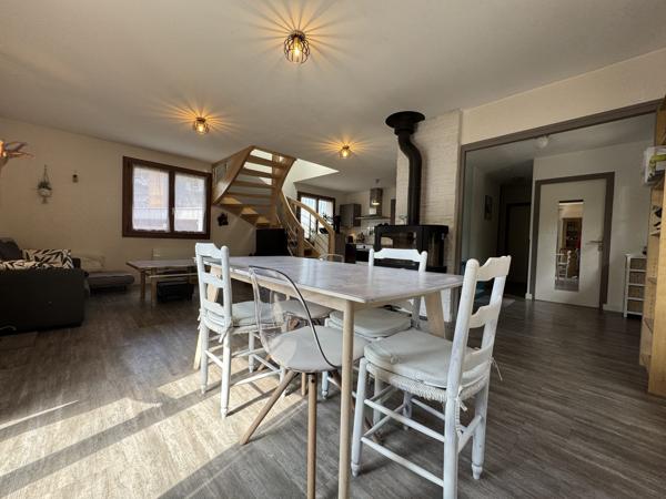 Maison 5 Chambres Annecy-le-Vieux : jardin plein Sud, sous-sol et esprit “maison de famille”