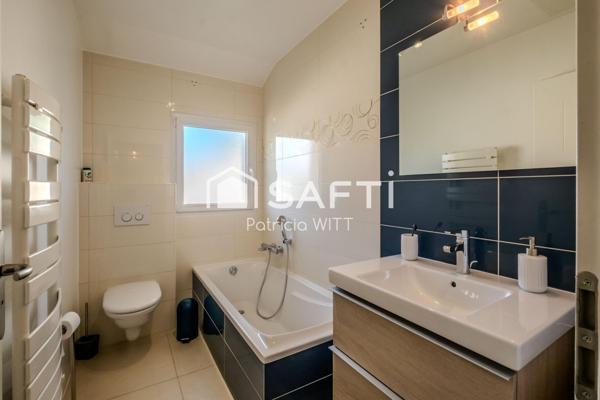 Maison contemporaine familiale , beaux volumes, proche Genève